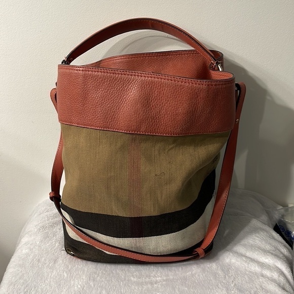 Authentic Burberry Ashby bucket bag - Picture 11 of 13